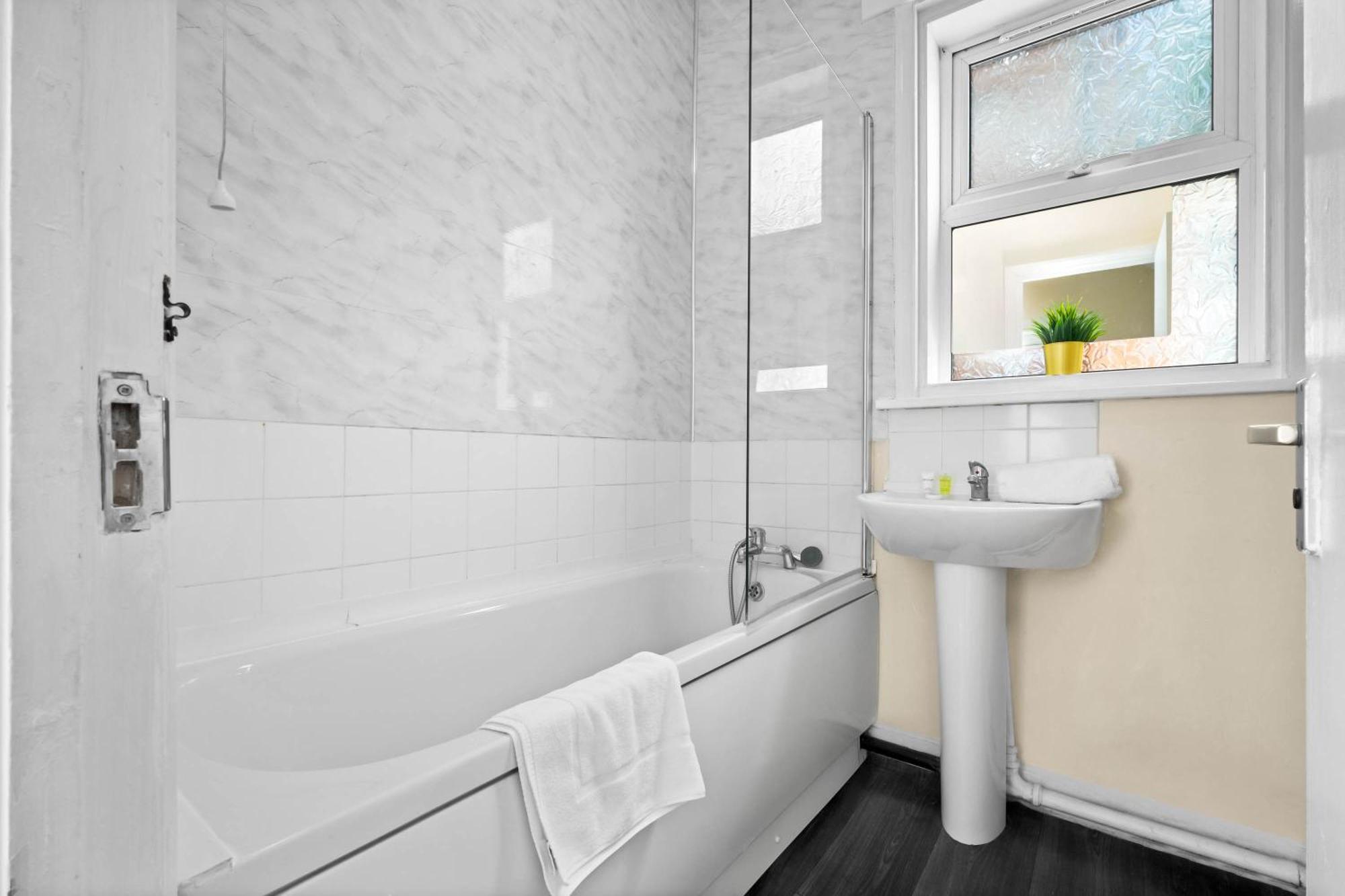 Two Bedroom Apartment - Single Beds - Accommodates 3 - Street Parking - Top Rated -Wbb ウェスト・ブロミッチ エクステリア 写真